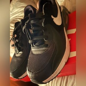 Womens Airmax Nike 9.5 shoe, worn once.